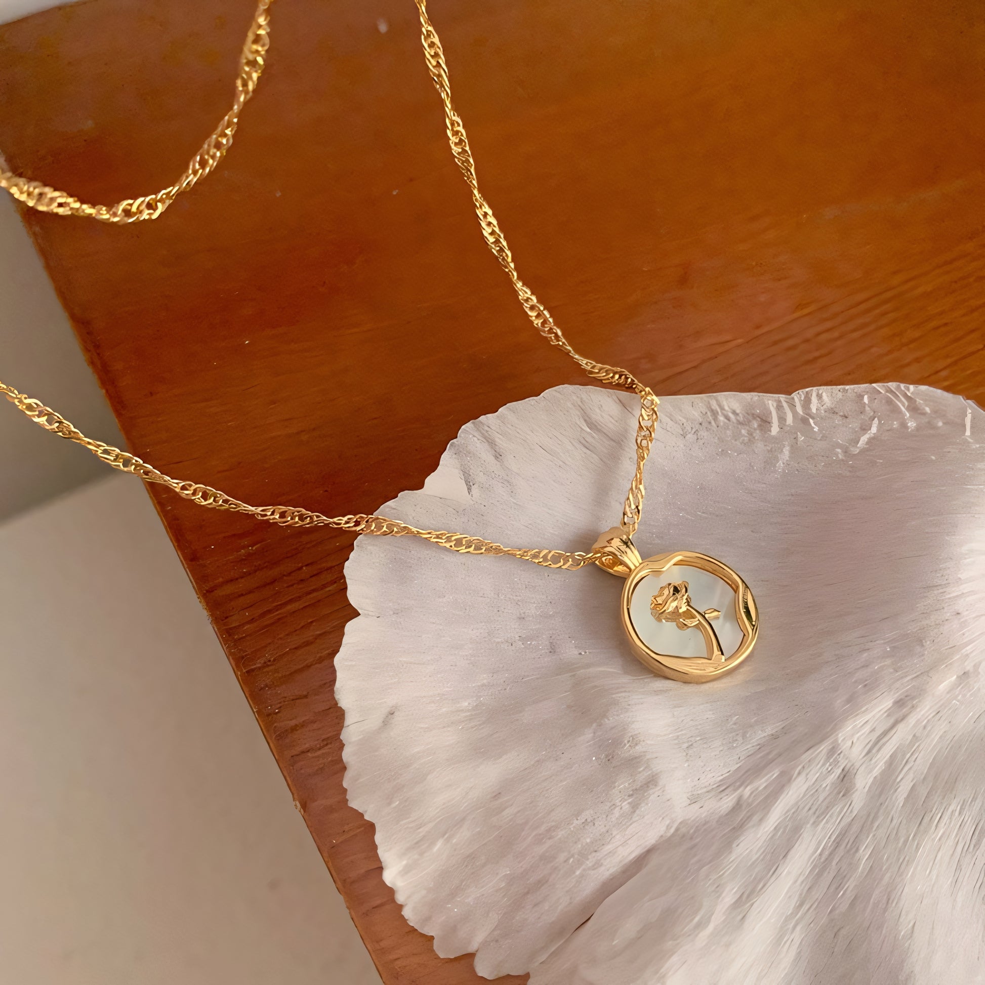 Rose Shellfish Necklace