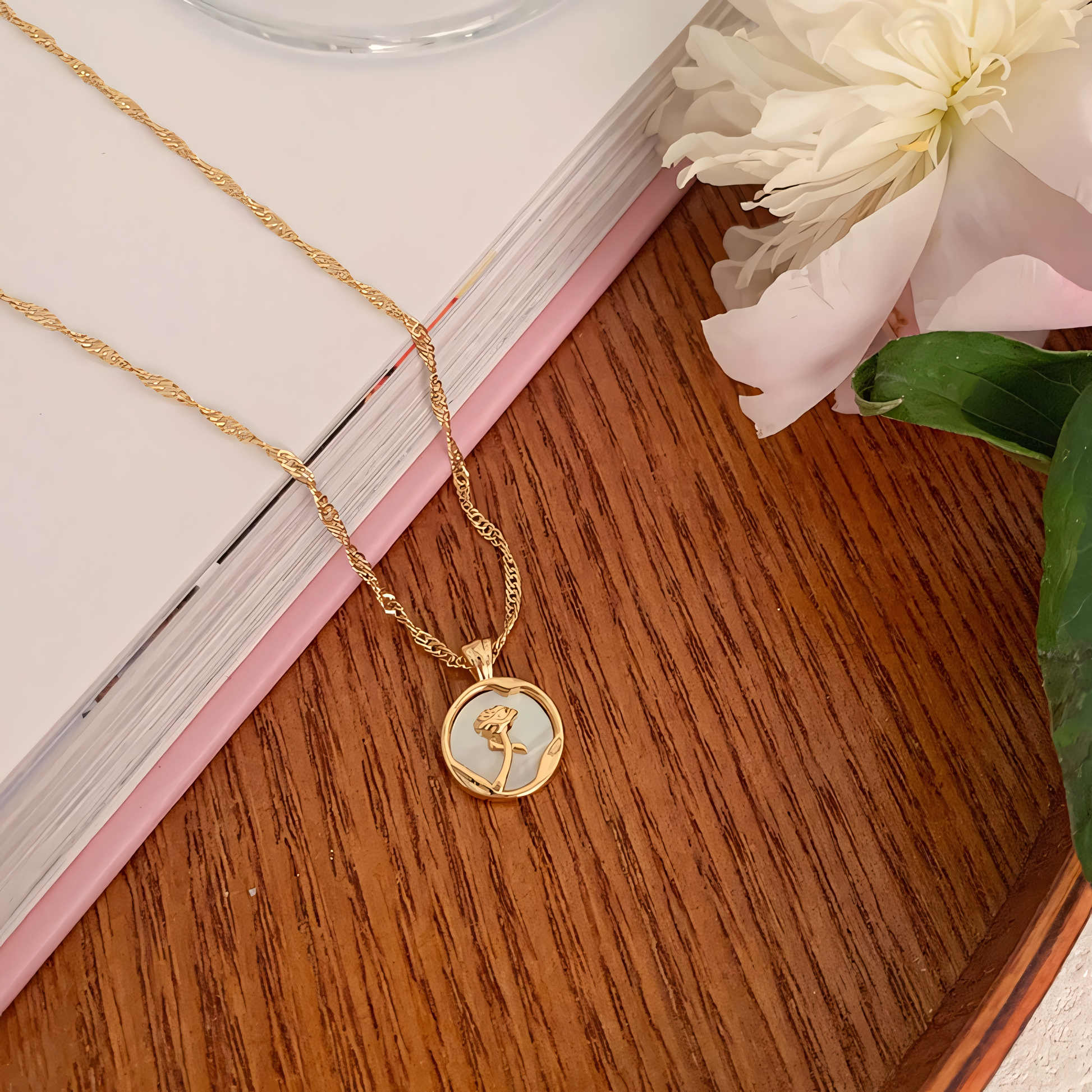 Rose Shellfish Necklace