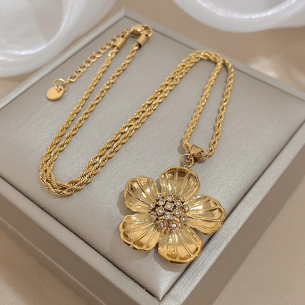 18k Vintage Flower Necklace