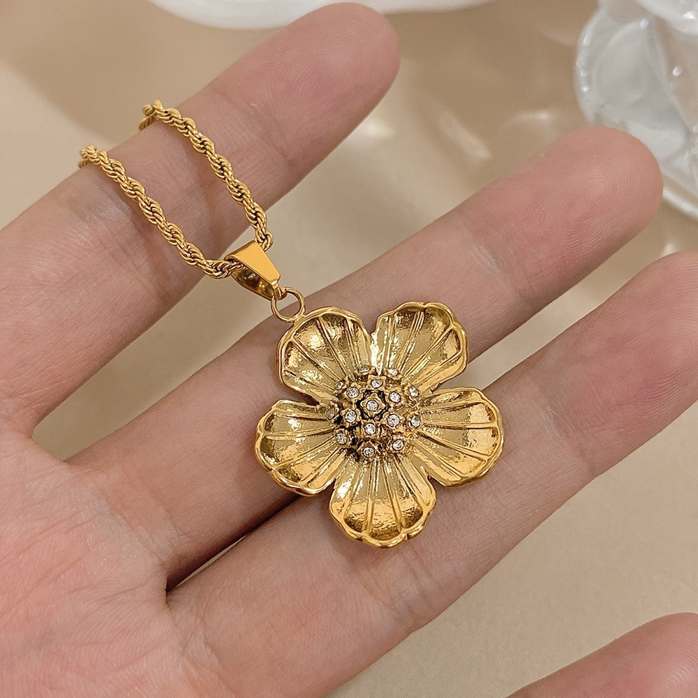 18k Vintage Flower Necklace