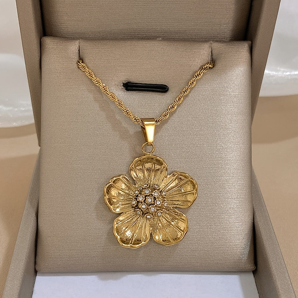 18k Vintage Flower Necklace