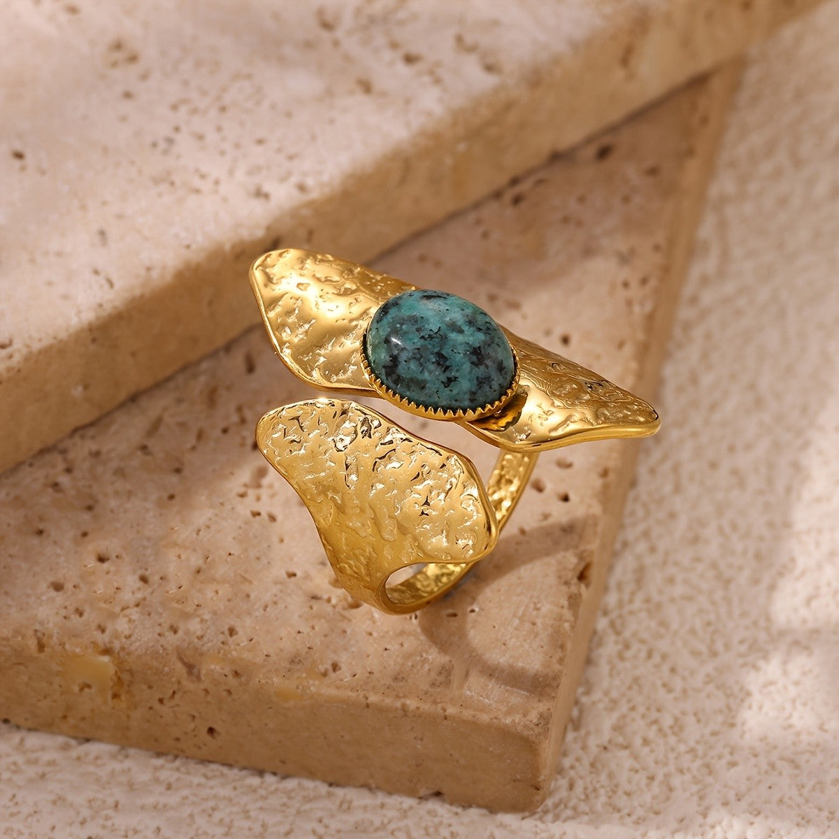 18k Vintage Geometric Stone Ring