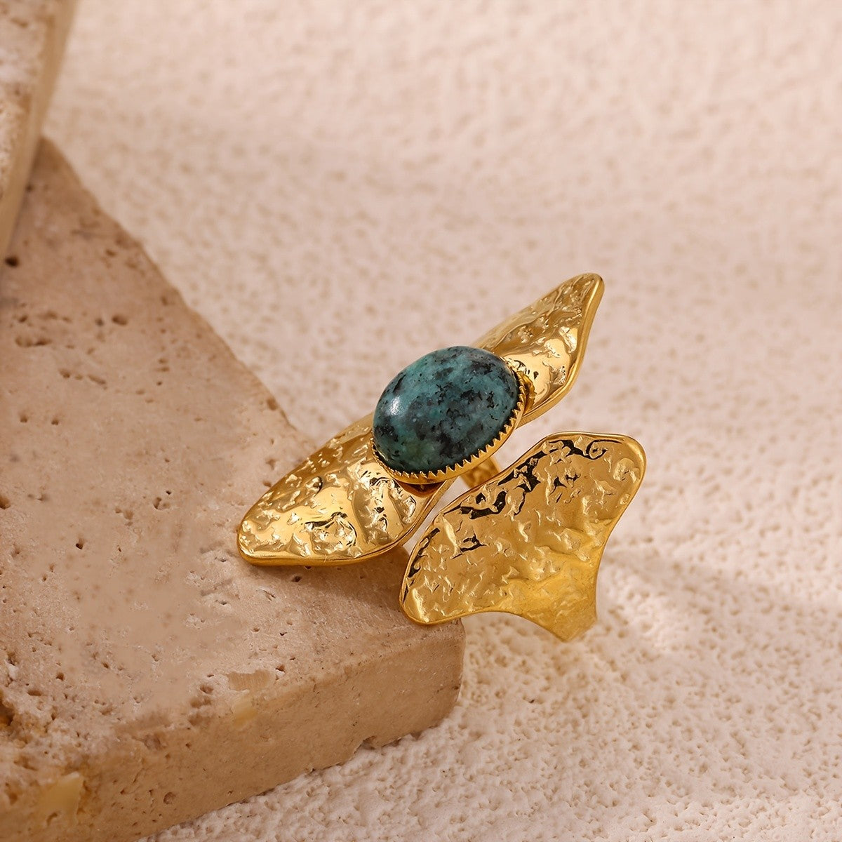 18k Vintage Geometric Stone Ring