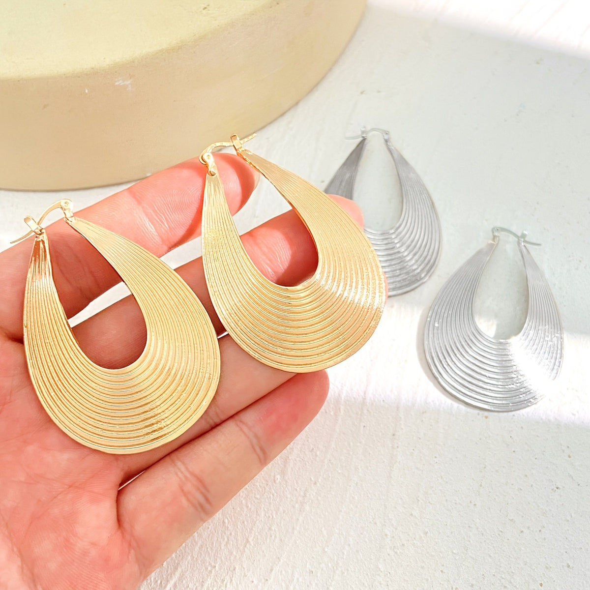 18k Ribbed Teardrop Earrings