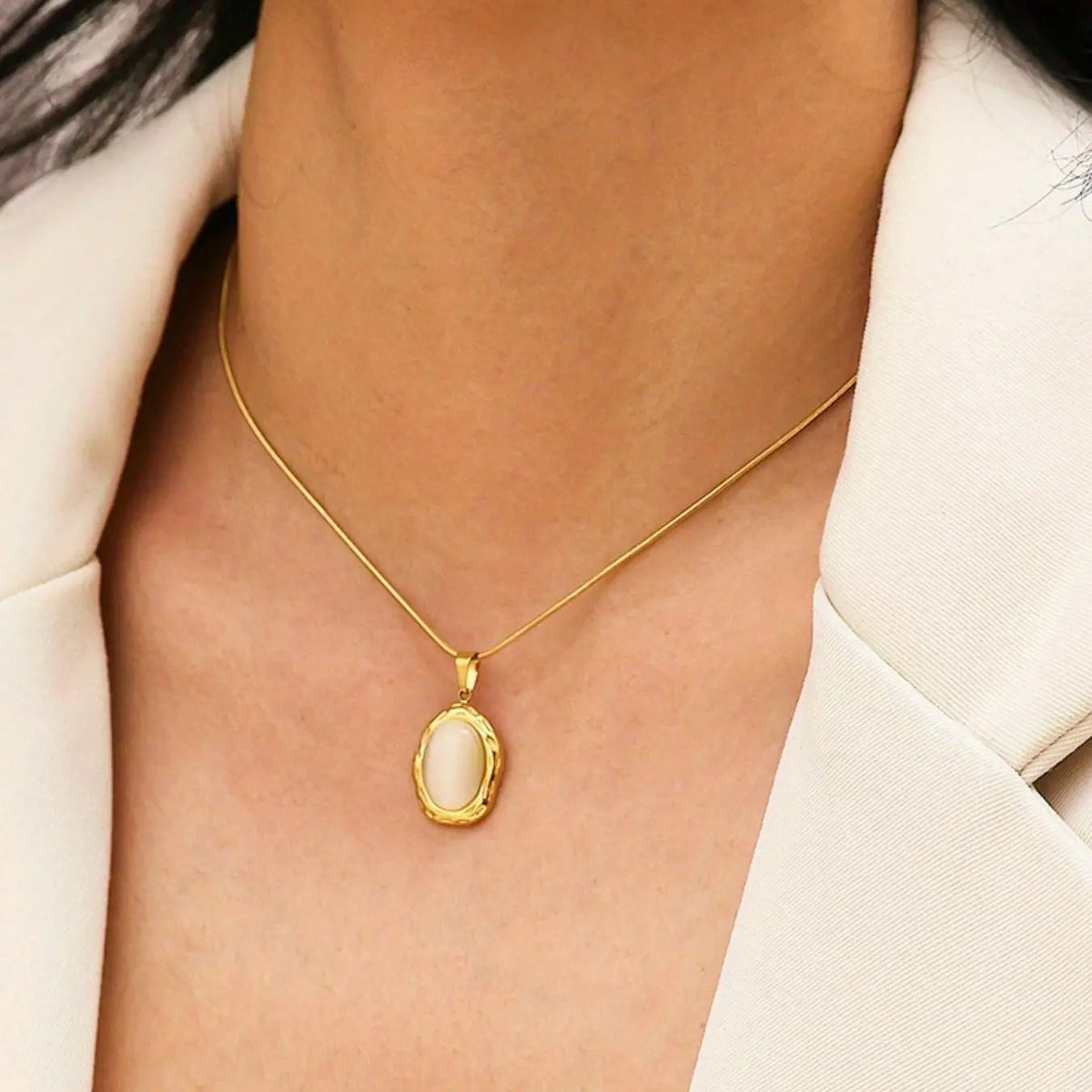 18k Elegant Oval Pendant Necklace