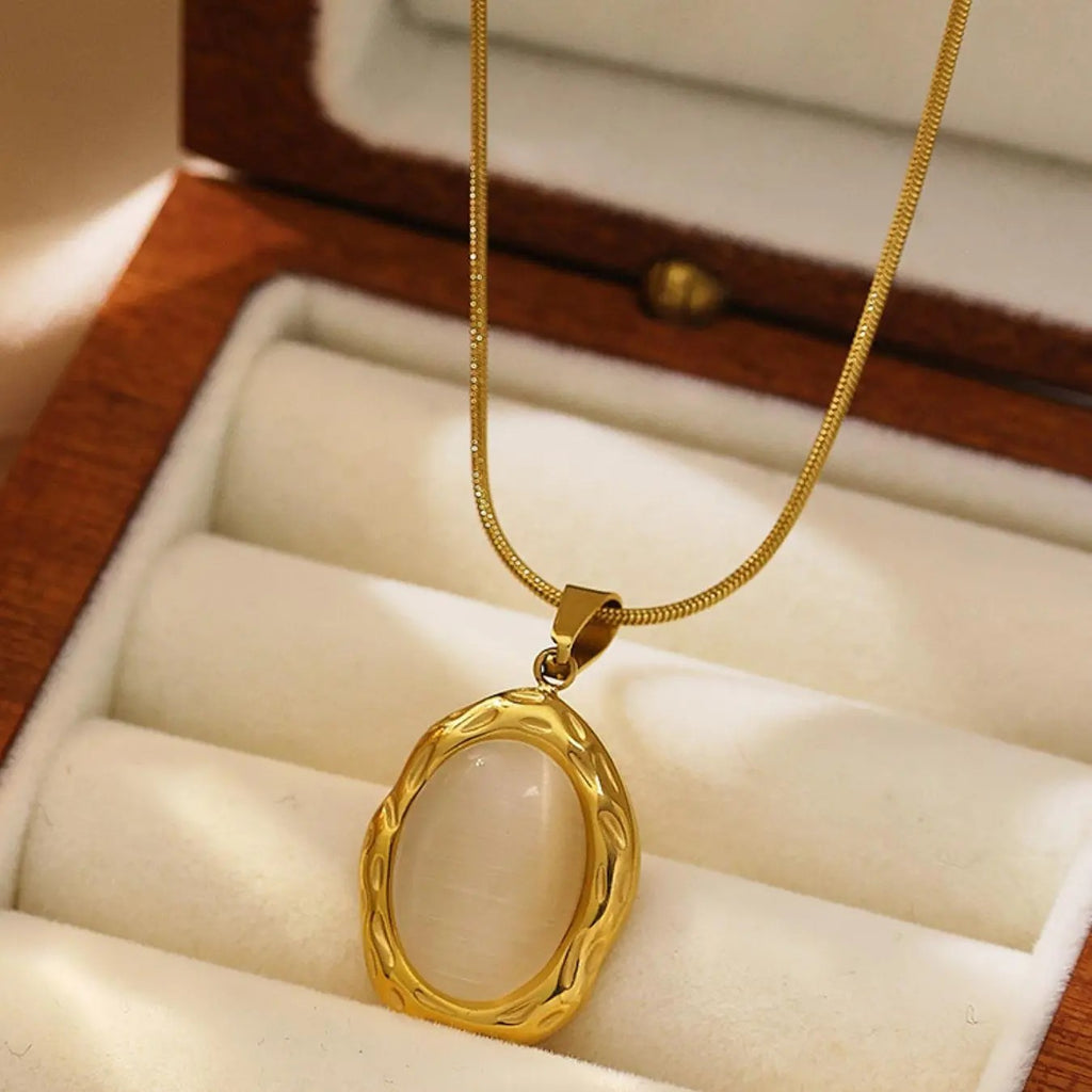 18k Elegant Oval Pendant Necklace