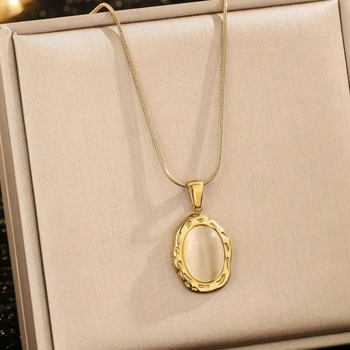 18k Elegant Oval Pendant Necklace