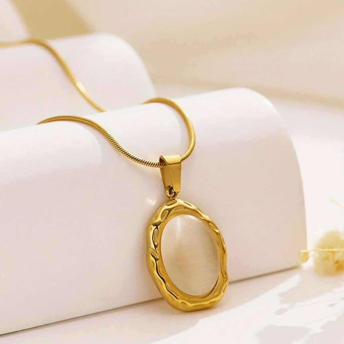 18k Elegant Oval Pendant Necklace
