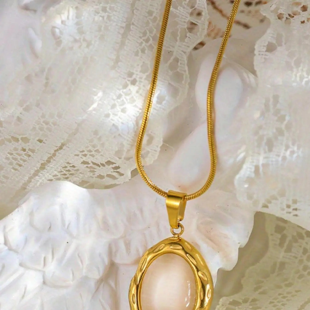 18k Elegant Oval Pendant Necklace