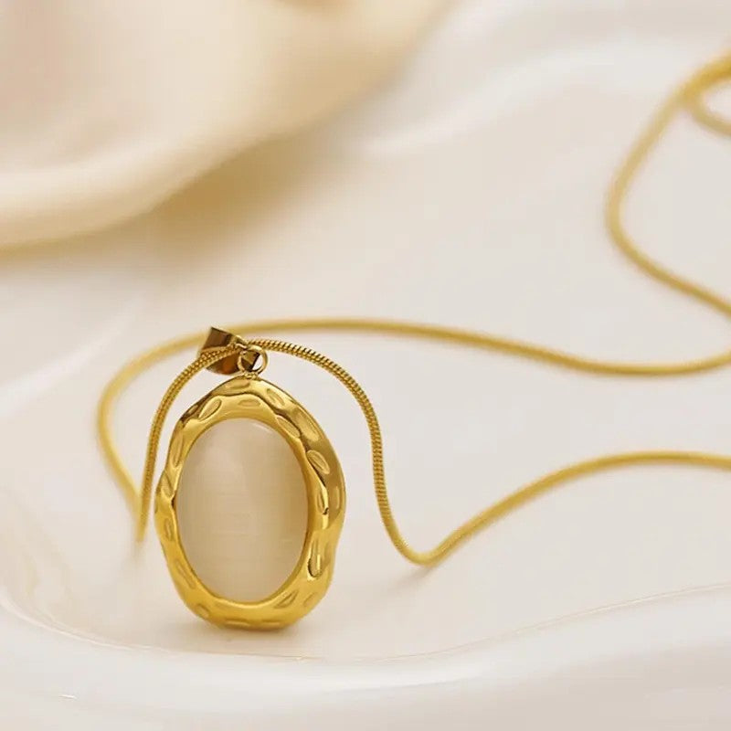 18k Elegant Oval Pendant Necklace