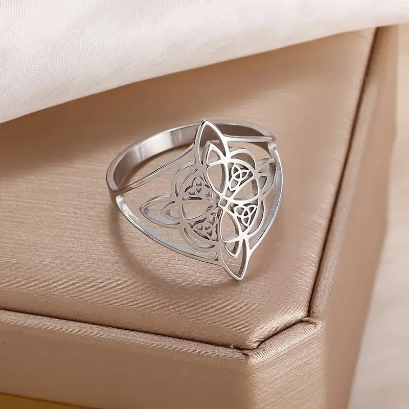 Elegant Celtic Knot Ring