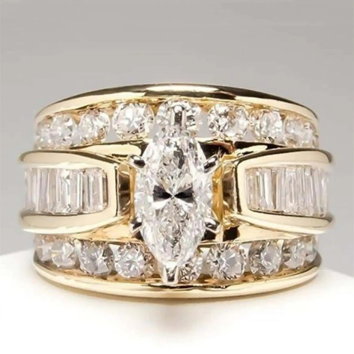 18k Elegant Marquise Ring